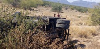Vuelca camión de mantenimiento en zona rural oriente de Hermosillo