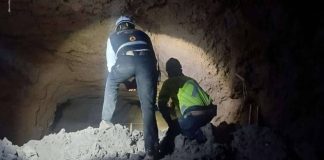 Rescatan con vida a uno de los 4 mineros arrapados en mina de Sinaloa