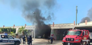 Incendio de vehículo bajo puente moviliza a Bomberos en Hermosillo