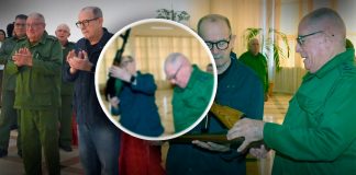 Cuba entrega un fusil AKM a Silvio Rodríguez por su “patriótica disposición” a defender la isla Cuba entrega un fusil AKM a Silvio Rodríguez por su “patriótica disposición” a defender la isla