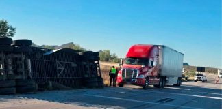 Vuelca tráiler con cerveza en carretera Ciudad Obregón-Hermosillo