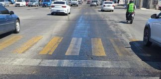 Derrame de diésel provoca derrape de vehículos y caos vial al sur de Hermosillo