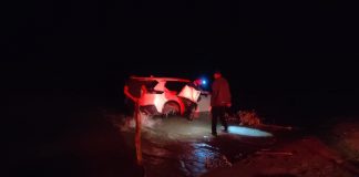 Bomberos de Hermosillo auxilian a familia tras quedar su vehículo atascado en Punta Chueca