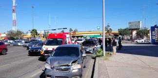 Choque causa caos vial en Centro de Hermosillo; deja dos lesionados y daños materiales