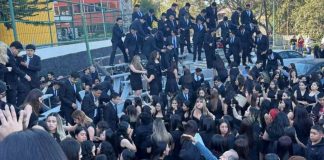 ¡Otra vez! Colapsan gradas durante foto de graduación universitaria, ahora en Veracruz; reportan al menos 18 heridos