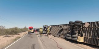Vuelca tráiler con carbón tras perder el control en Costa de Hermosillo