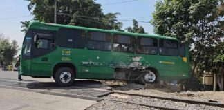 Camión intenta ganarle al tren y termina impactado; hay tres lesionados Camión intenta ganarle al tren y termina impactado; hay tres lesionados