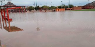 Fuga de agua inunda campo de beisbol en El Cárcamo; afecta servicio al oriente de Hermosillo