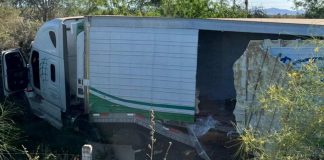 Camión de carga descarrila tras perder el control en carretera Navojoa-Estación Don