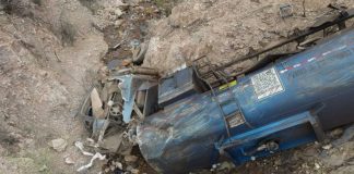 Muere conductor de pipa tras caer a barranco en carretera hacia Moctezuma Muere conductor de pipa tras caer a barranco en carretera hacia Moctezuma