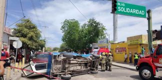 Choque y volcamiento de vehículo al norte de Hermosillo deja tres personas lesionadas, entre ellas dos menores