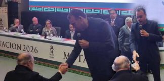 David Faitelson se disculpa con José Ramón Fernández durante votación al Salón de la Fama del Futbol en Pachuca