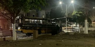 Incendio consume a camión de transporte urbano en Ciudad Obregón