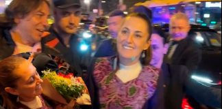 Con música y gran emoción, mexicanos reciben a Claudia Sheinbaum en Barcelona previo a cumbre progresista