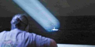 Rescatan a familia tras pasar siete días a la deriva en el océano Pacífico por falla en su embarcación