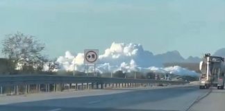 Vuelca tráiler y provoca fuga de amoniaco en carretera Guaymas–Hermosillo