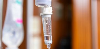 Caso sueros vitaminados: Suspenden 6 establecimientos similares y anuncian exhumaciones para realizar necropsias a víctimas