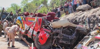 Autobús con más de 60 pasajeros cae por barranco tras chocar con mototaxi y deja 21 muertos en el Himalaya
