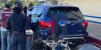 Policías apoyan a mujer con problemas para respirar al norte de Hermosillo