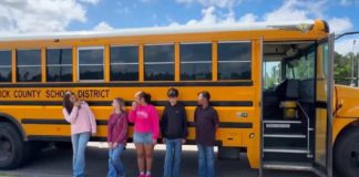 Alumnos de secundaria detienen autobús escolar tras desmayo de conductora en EEUU