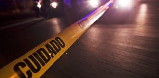 Vinculan a adolescente de 14 años por apuñalar a dos menores afuera de una escuela