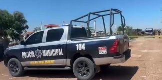 Hallan los cuerpos de dos mujeres y un hombre dentro de un vehículo al interior de panteón en Cajeme