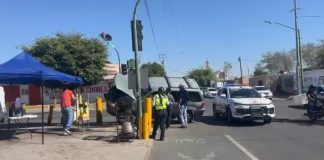 Choque contra barrera metálica deja una persona lesionada al norte de Hermosillo