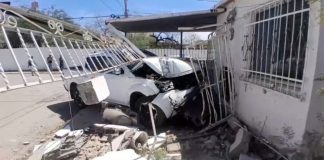Vehículo se impacta contra vivienda al norte de Hermosillo