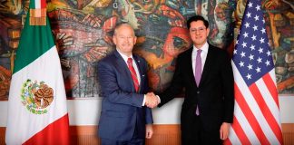Roberto Velasco recibe al embajador de EEUU, Ronald Johnson, para revisar temas de la agenda bilateral