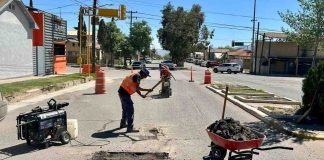 Gobierno de Cananea mantiene programa de bacheo en avenida Obregón