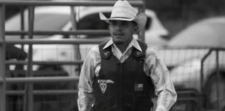 Tragedia en rodeo: muere jinete tras ser derribado y pateado por un toro