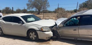 Choque entre dos vehículos deja 4 personas lesionadas al poniente de Hermosillo