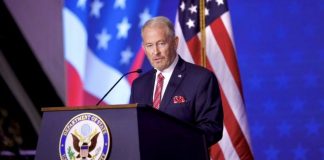 Mueren funcionarios de EEUU y agentes mexicanos en accidente durante operativo en Chihuahua, confirma embajador Ronald Johnson