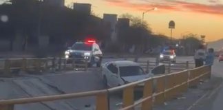 Vehículo cae en canal de desagüe pluvial tras perder el control al norponiente de Hermosillo