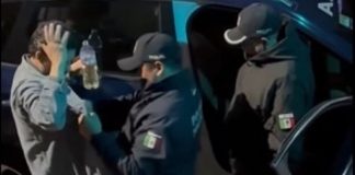 Dan de baja a policías que roban a hombre en estado de ebriedad en Edomex (VIDEO) Dan de baja a policías que roban a hombre en estado de ebriedad en Edomex (VIDEO)