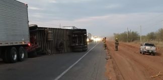 Vuelca caja de tráiler cargada con sandías en carretera de Hermosillo a Bahía de Kino