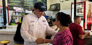 Agustín Rodríguez lleva programa "Con Huevos por la H" al Mercado Municipal