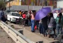 Familiares bloquean carretera 15 para exigir acceso al CERESO de Ciudad Obregón tras riña que dejó dos muertos