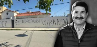 Vandalizan con pintas y dejan arreglo fúnebre en casa del exgobernador Javier Corral en Ciudad Juárez