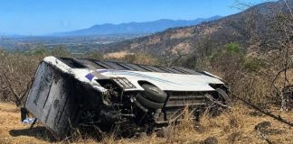 Autobús de pasajeros cae a barranco en Nayarit; reportan 7 muertos y más de 25 heridos