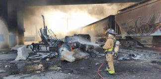 Pipa de combustible explota tras ser impactada por tren en carretera; reportan un lesionado