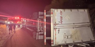 Tráiler cargado con pacas de cartón vuelca por presunto exceso de velocidad al norte de Hermosillo