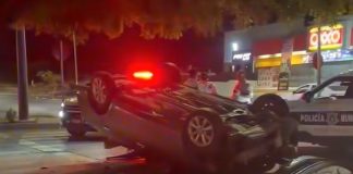 Vuelca vehículo sedán tras chocar contra un poste de luz en Hermosillo; conductor huye del lugar