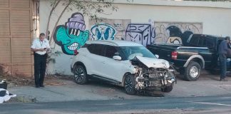 Choque entre camioneta y sedán moviliza a cuerpos de emergencia en Hermosillo