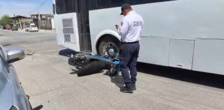 Motocicleta se impacta contra autobús de transporte de personal al norte de Hermosillo Motocicleta se impacta contra autobús de transporte de personal al norte de Hermosillo