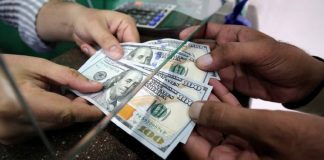 Nueva orden en EEUU podría limitar acceso de migrantes a servicios bancarios y crédito