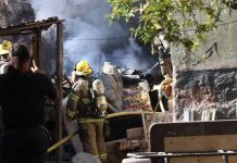 Incendio en vivienda moviliza a Bomberos de Hermosillo; fuego consumía maleza y basura