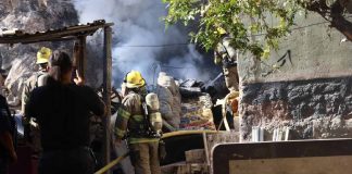 Incendio en vivienda moviliza a Bomberos de Hermosillo; fuego consumía maleza y basura