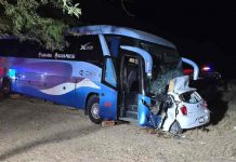 Muere una persona y cuatro más resultan heridas tras choque entre sedán y autobús en Caborca