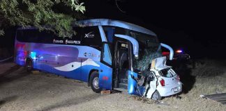 Muere una persona y cuatro más resultan heridas tras choque entre sedán y autobús en Caborca